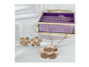 Juego de aretes y collar en flor