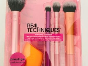 Everyday Essentials Kit with 1 Miracle Complexion Sponge. Real Tachniques.